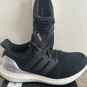 Women’s, size 7.5. Worn a couple times. Very little wear. Very comfy!